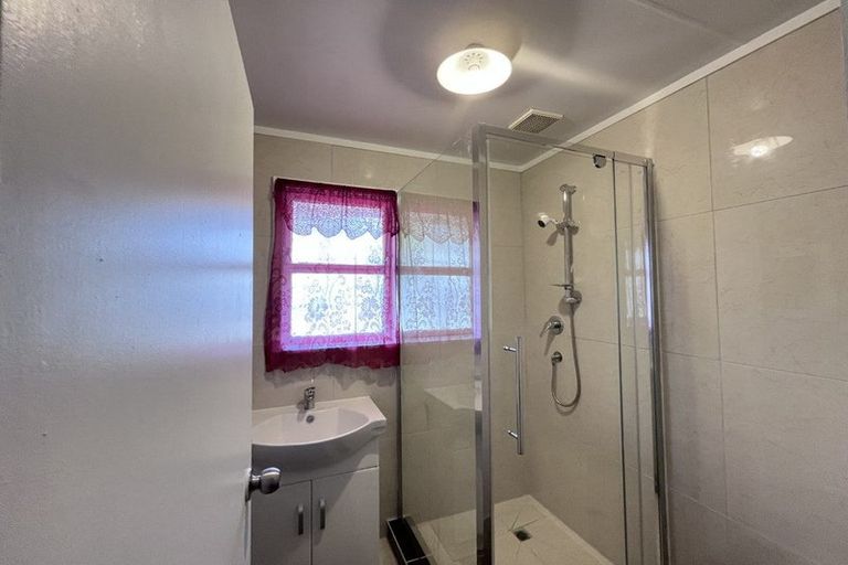 Photo of property in 79 Cobham Crescent, Kelston, Auckland, 0602
