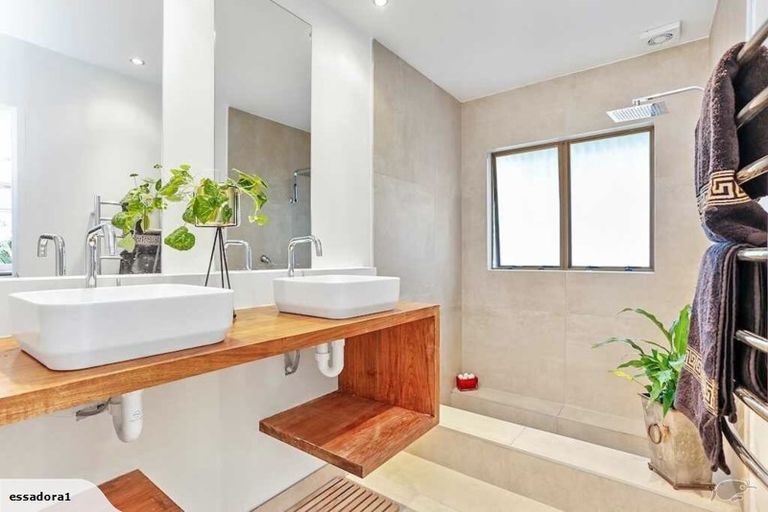 Photo of property in 1/813 East Coast Road, Northcross, Auckland, 0630