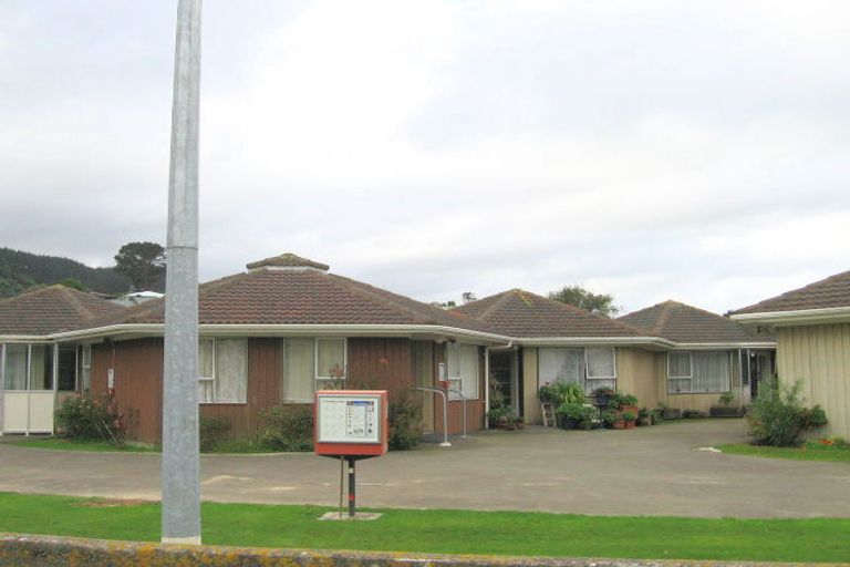 Photo of property in 16a Lyndhurst Road, Tawa, Wellington, 5028