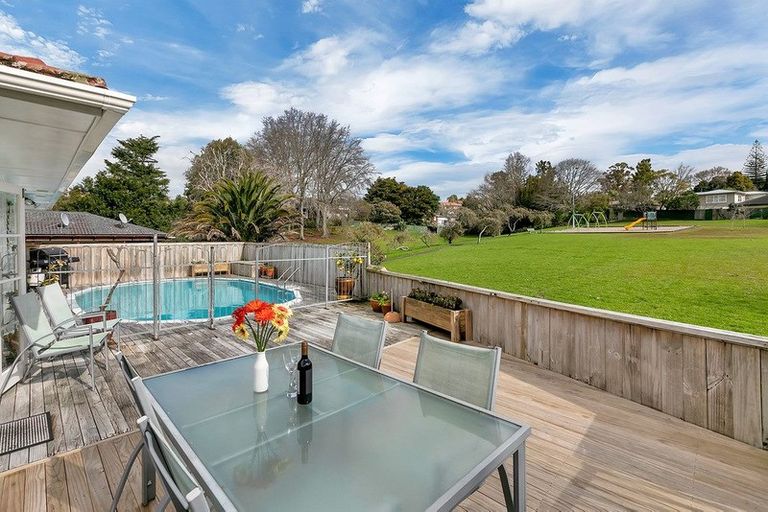 Photo of property in 21 Battle Place, Glenfield, Auckland, 0629
