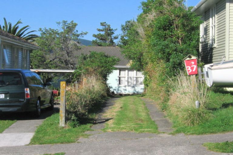 Photo of property in 37 Takapuwahia Drive, Takapuwahia, Porirua, 5022