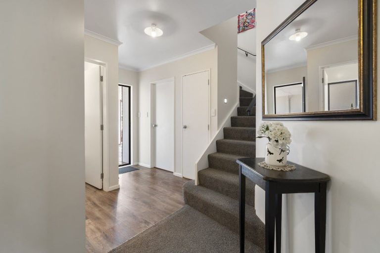 Photo of property in 8 Sunshine Place, Kelvin Grove, Palmerston North, 4414