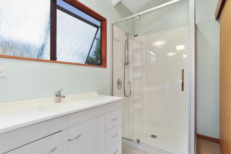 Photo of property in 25 Napuka Road, Henderson Valley, Auckland, 0612