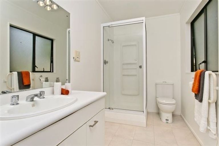 Photo of property in 24 Chedworth Drive, Glenfield, Auckland, 0629