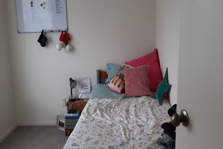 Photo of property in 18 Randwick Place, Randwick Park, Auckland, 2105