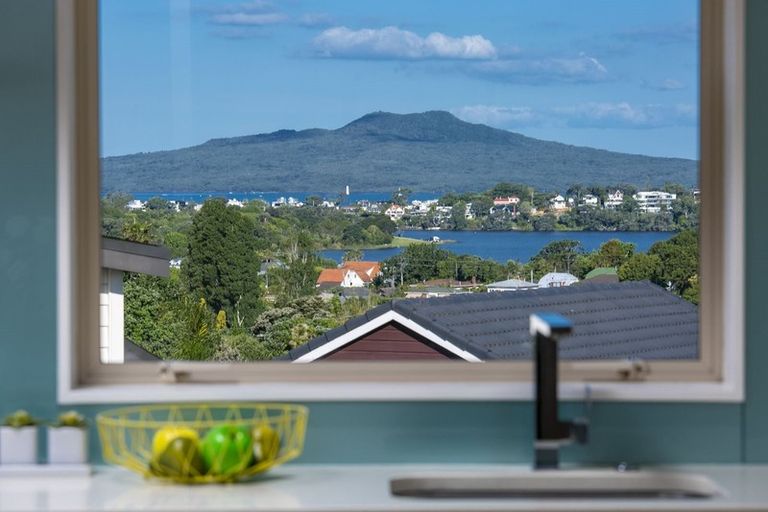 Photo of property in 8 Currey Crescent, Milford, Auckland, 0620