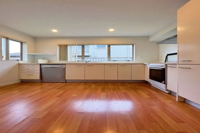 Photo of property in 15 Merlot Way, Te Atatu South, Auckland, 0610