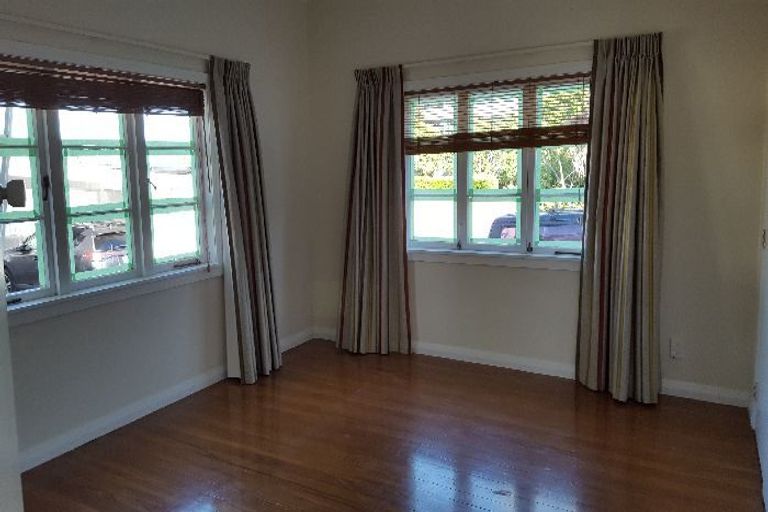 Photo of property in 2/4 Northcote Road, Takapuna, Auckland, 0622