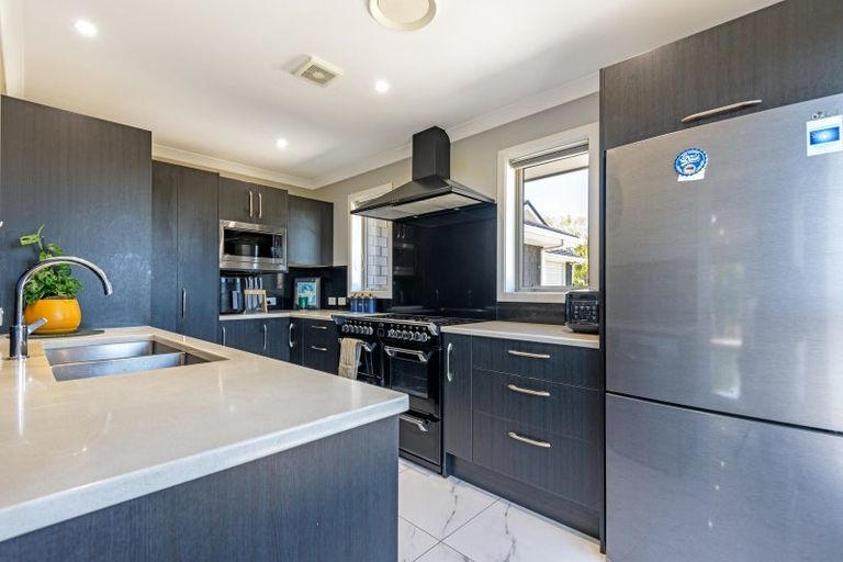 Photo of property in 2 Tutakarae Road, Kelvin Grove, Palmerston North, 4470