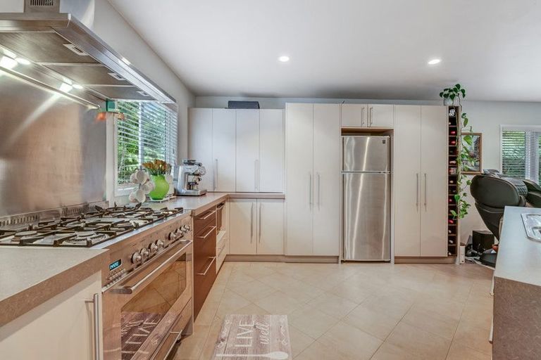 Photo of property in 15 Springwater Vale, Unsworth Heights, Auckland, 0632