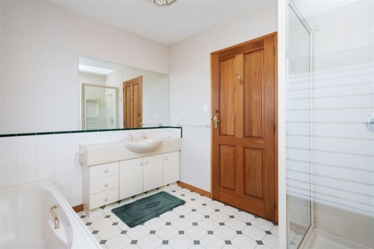 Photo of property in 15 Tavistock Place, Russley, Christchurch, 8042