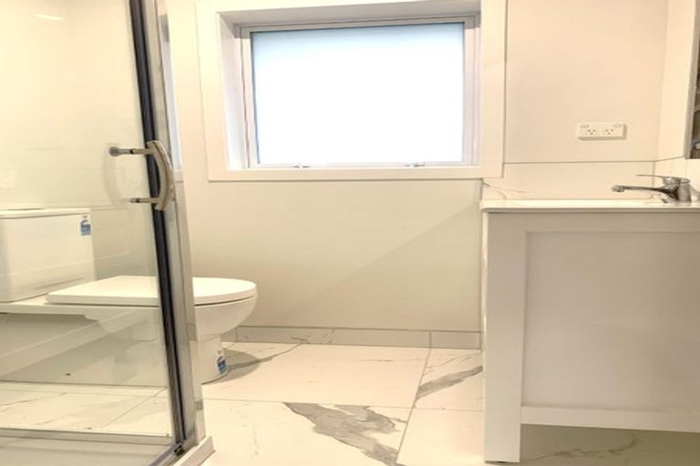 Photo of property in 1/300 Lake Road, Hauraki, Auckland, 0622