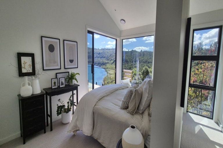 Photo of property in 33 Whakamoenga Point, Acacia Bay, Taupo, 3385