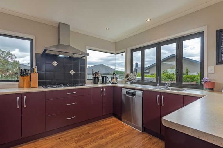 Photo of property in 40 Johnstone Drive, Fitzherbert, Palmerston North, 4410