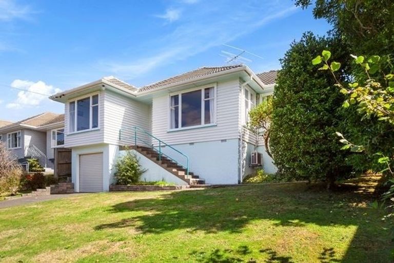 Photo of property in 14 Huia Street, Tawa, Wellington, 5028