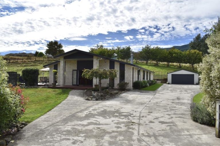 Photo of property in 283 North Manakau Road, Manakau, 5573