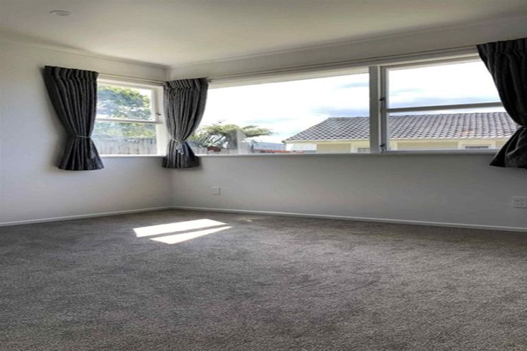 Photo of property in 11 Finlow Drive, Te Atatu South, Auckland, 0610