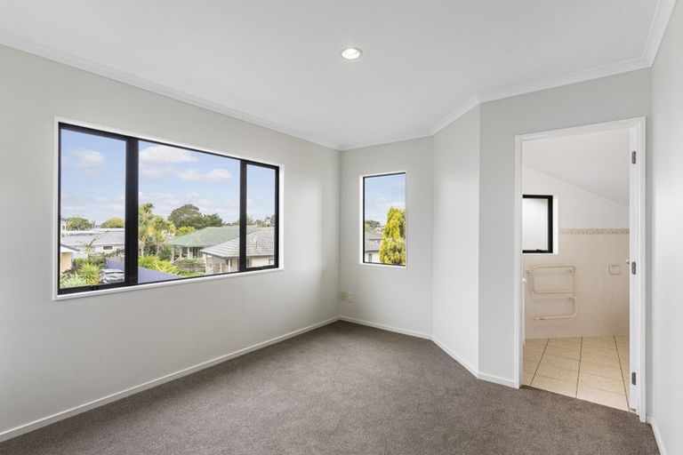Photo of property in 2/14 Mossop Rise, Glenfield, Auckland, 0629