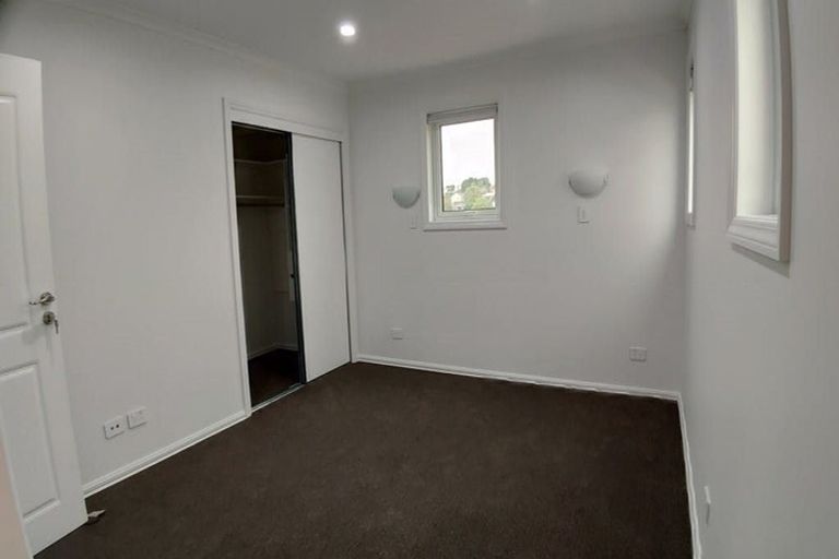 Photo of property in 36 Trias Road, Totara Vale, Auckland, 0629