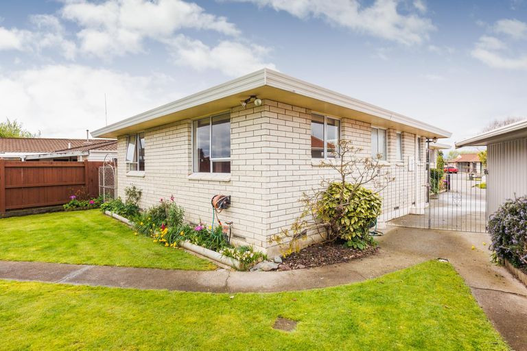 Photo of property in 15 Grange Place, Milson, Palmerston North, 4414