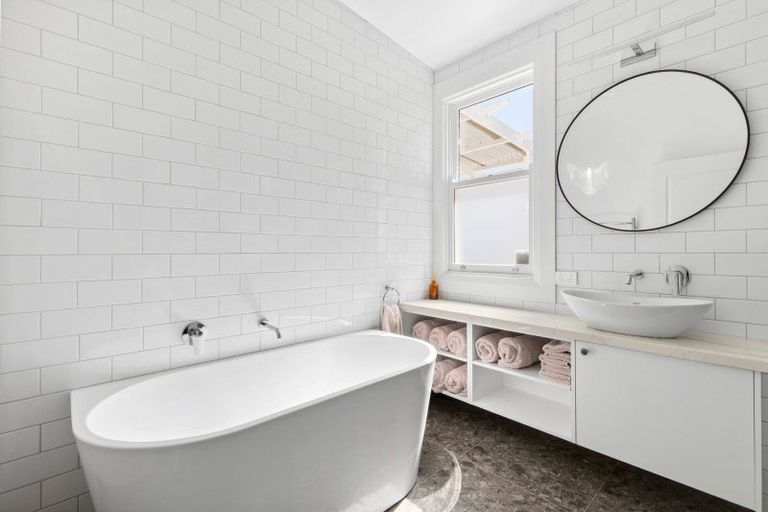 Photo of property in 16 Hamilton Road, Cambridge, 3434