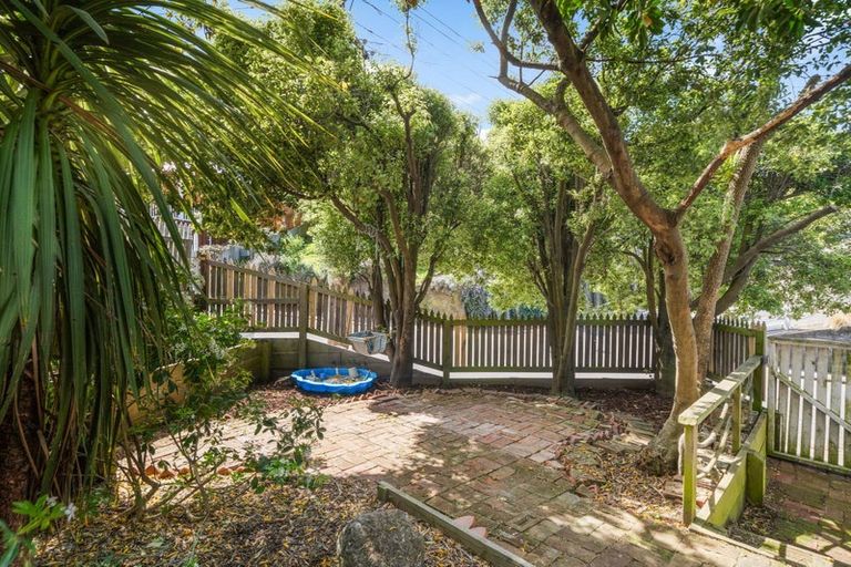 Photo of property in 19 Hawkhurst Road, Lyttelton, 8082