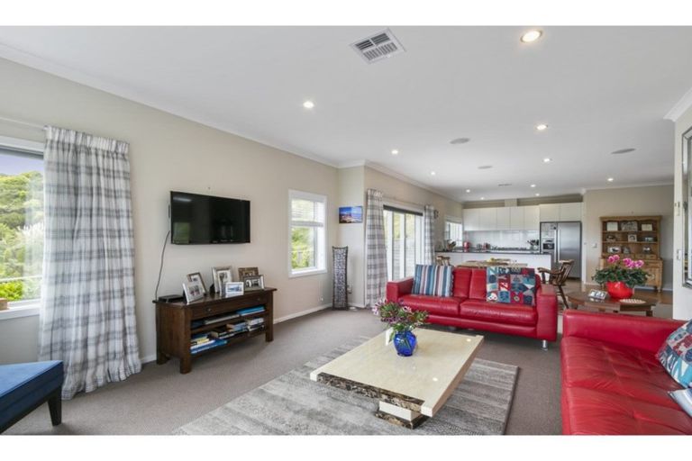 Photo of property in 15 Canary Way, Whitby, Porirua, 5024