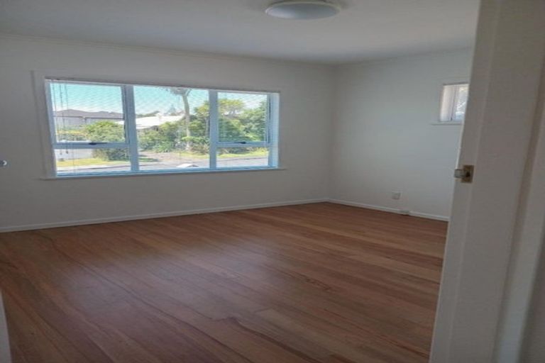 Photo of property in 8 Dawnhaven Drive, Te Atatu Peninsula, Auckland, 0610