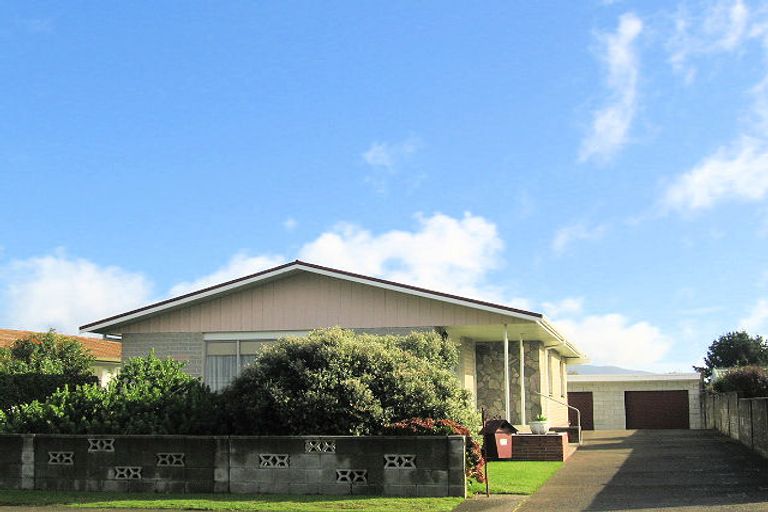 Photo of property in 77 Gray Avenue, Paraparaumu Beach, Paraparaumu, 5032