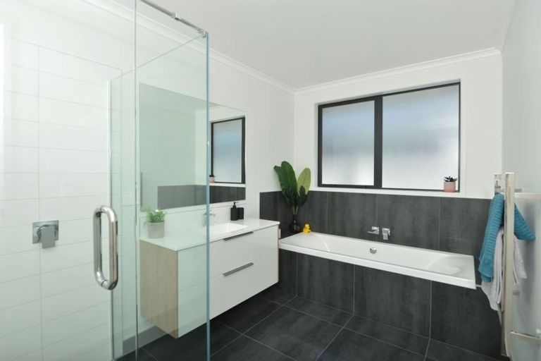 Photo of property in 62 Stace Hopper Drive, One Tree Point, 0118