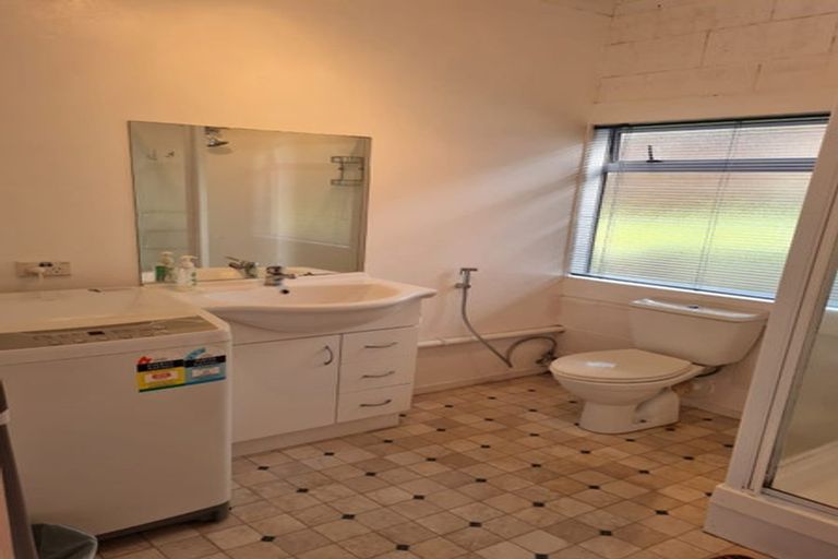 Photo of property in 1/212 Sunnynook Road, Totara Vale, Auckland, 0627