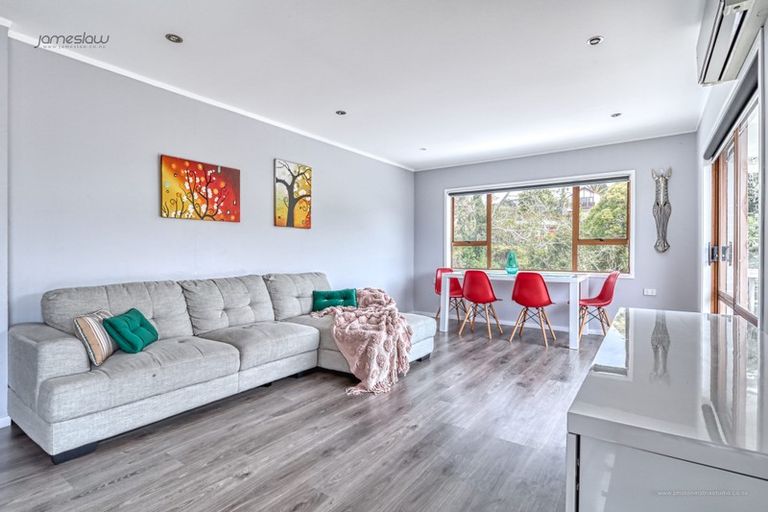 Photo of property in 2/18 Tiri View Place, Waiake, Auckland, 0630