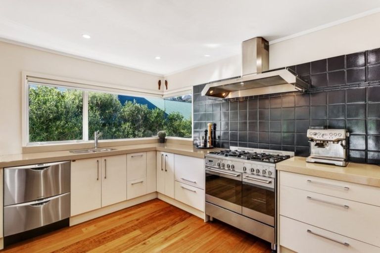 Photo of property in 9 Sandown Road, Rothesay Bay, Auckland, 0630