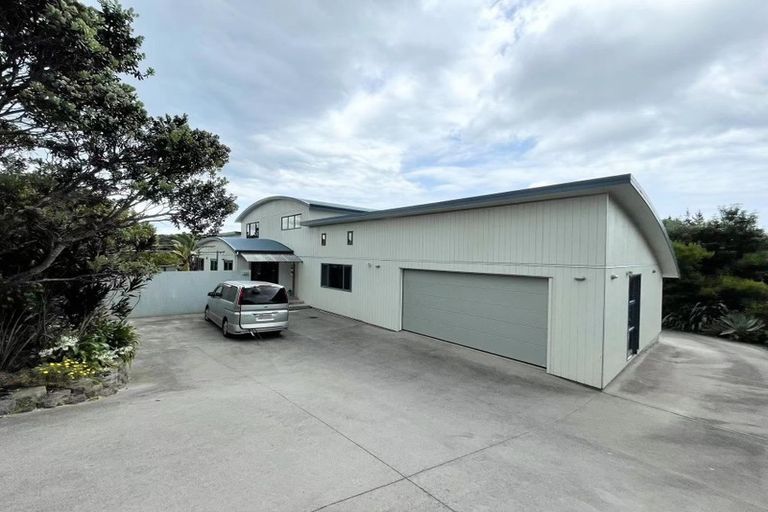 Photo of property in 4 Roberts Road, Matakatia, Whangaparaoa, 0930
