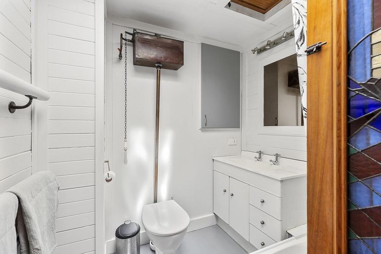 Photo of property in 129 Northland Road, Northland, Wellington, 6012