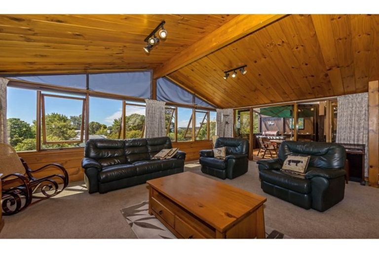 Photo of property in 1394 Whangaparaoa Road, Army Bay, Whangaparaoa, 0930