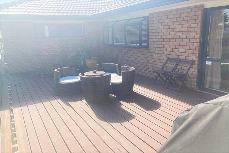 Photo of property in 2 Cesari Place, West Harbour, Auckland, 0618