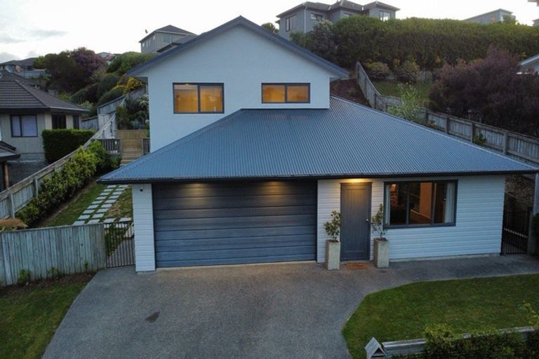 Photo of property in 10 Te Puia Drive, Aotea, Porirua, 5024