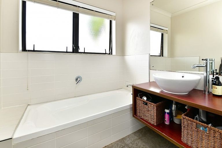 Photo of property in 1 Empressa Heights, Helensville, 0800