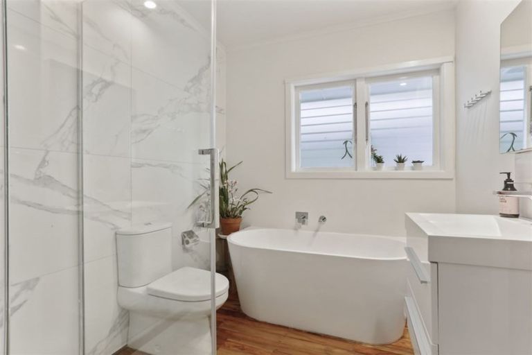 Photo of property in 26 Peter Terrace, Castor Bay, Auckland, 0620