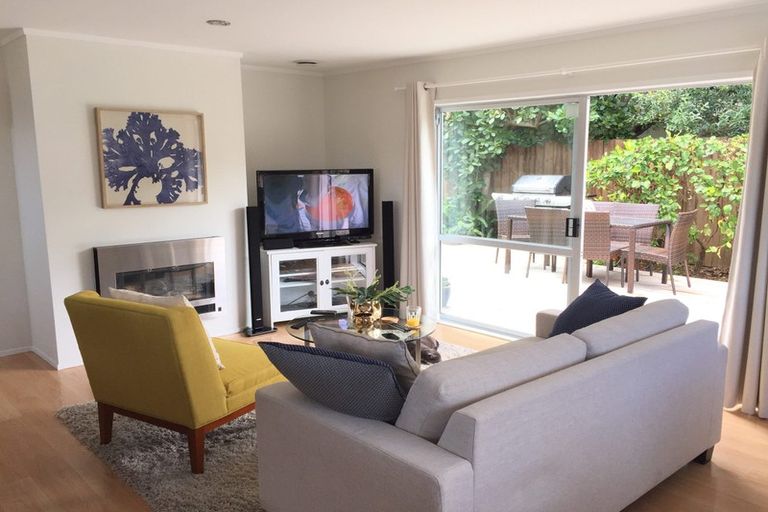 Photo of property in 8 Cottam Grove, Northcross, Auckland, 0632