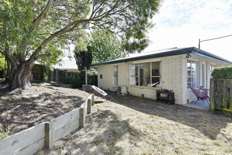 Photo of property in 2/122a Hay Street, Bromley, Christchurch, 8062