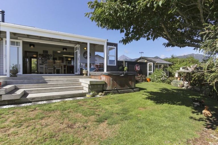 Photo of property in 1444 Carrington Road, Hurworth, New Plymouth, 4371