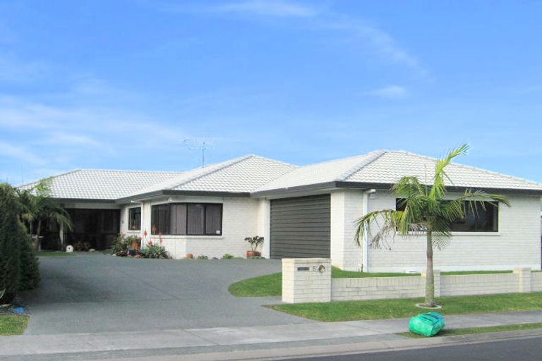 Photo of property in 5 Chalmers Close, Orewa, 0931