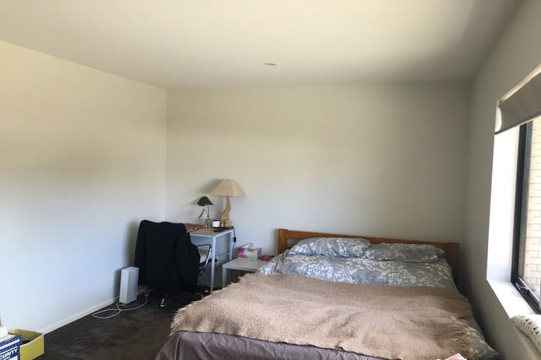 Photo of property in 8a Blythe Place, Glendene, Auckland, 0602