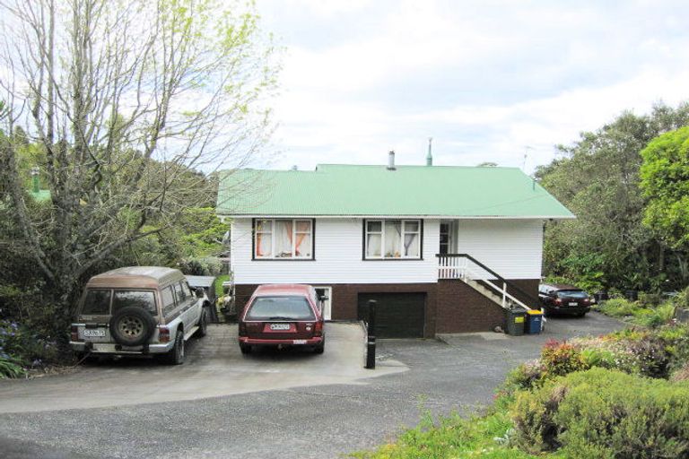 Photo of property in 15 Raroa Terrace, Waiatarua, Auckland, 0604