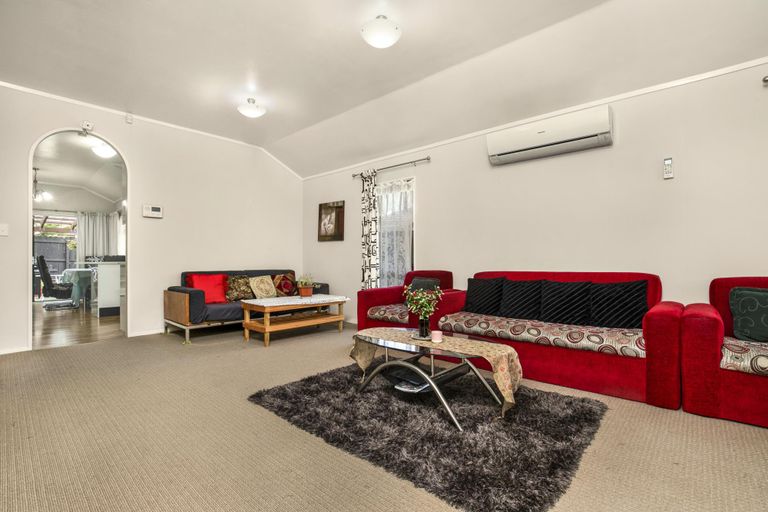 Photo of property in 32 Randwick Place, Randwick Park, Auckland, 2105