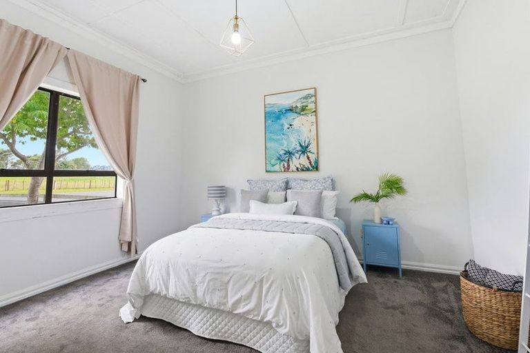 Photo of property in 31 Weraroa Road, Waverley, 4510