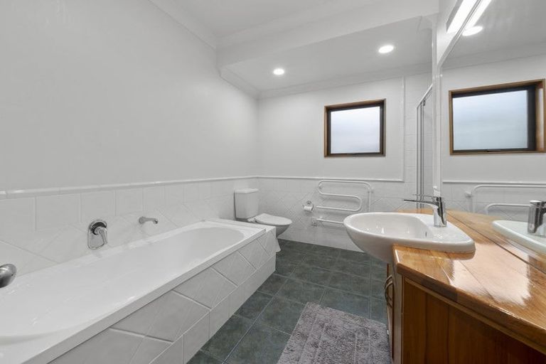 Photo of property in 2 Heritage Place, Terrace End, Palmerston North, 4410