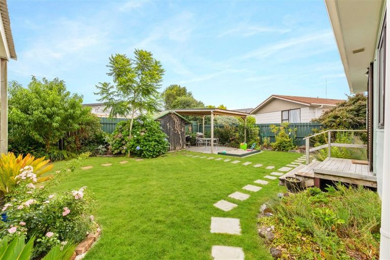 Photo of property in 102 Beach Road, Te Atatu Peninsula, Auckland, 0610